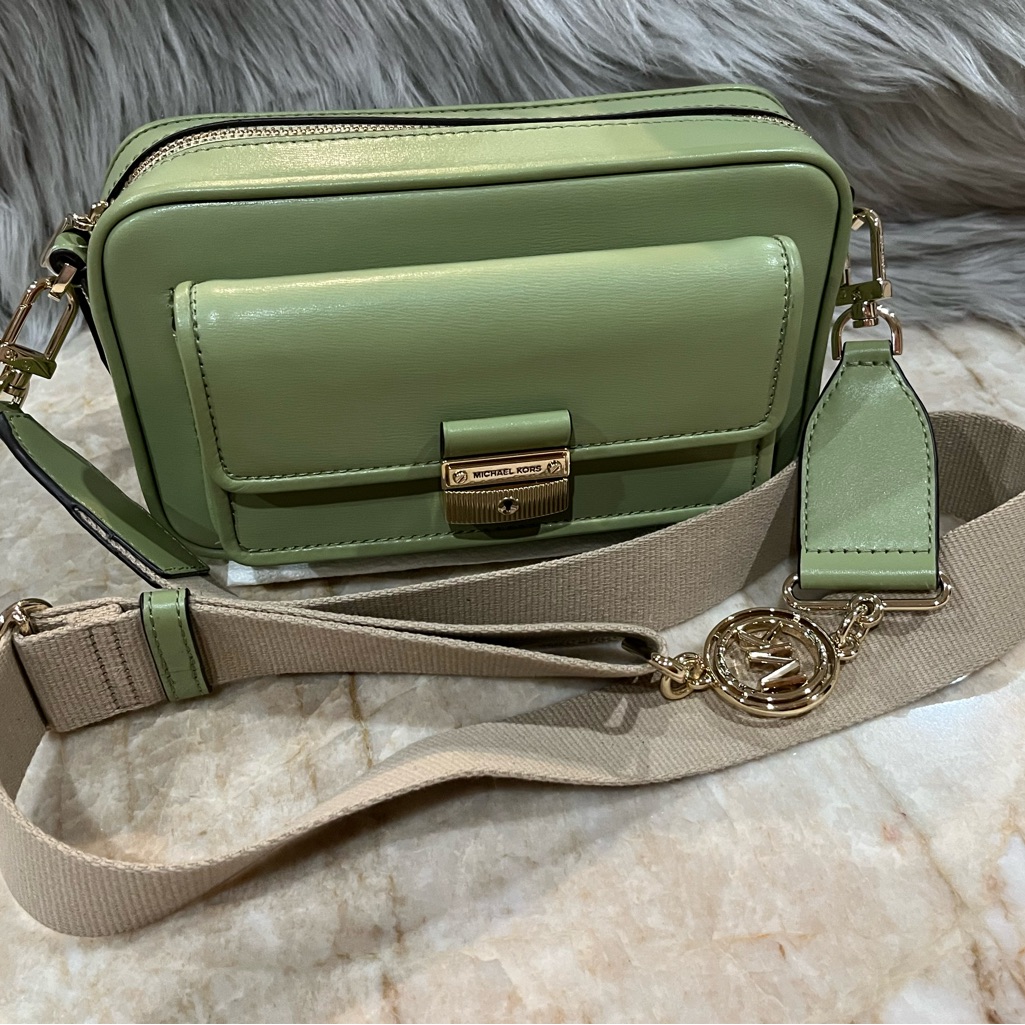 激安+関税込★Michael Kors★Bradshaw Medium Camera Bag Michael Kors Bradshaw Medium Leather Messenger Camera